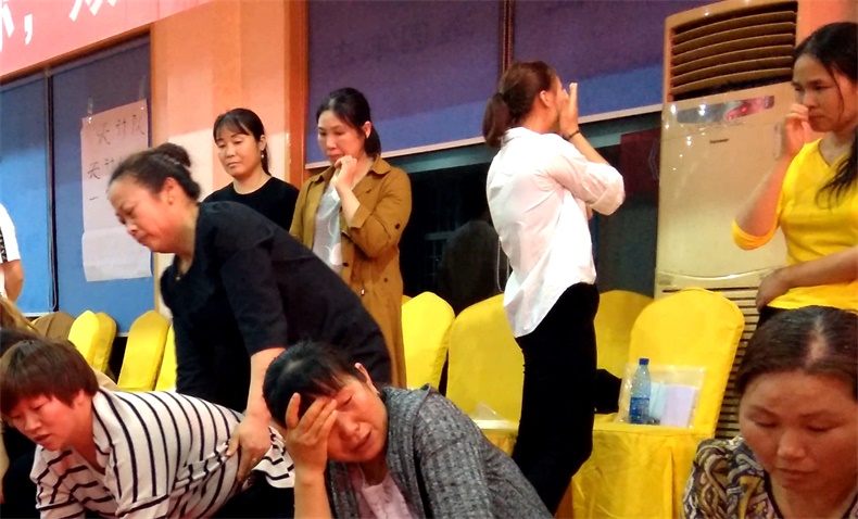 同事助力完成俯卧撑.00_01_28_01.静止002_看图王.jpg