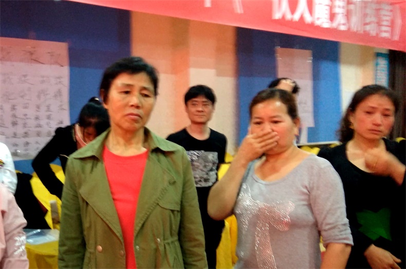 同事助力完成俯卧撑.00_02_30_24.静止003_看图王.jpg